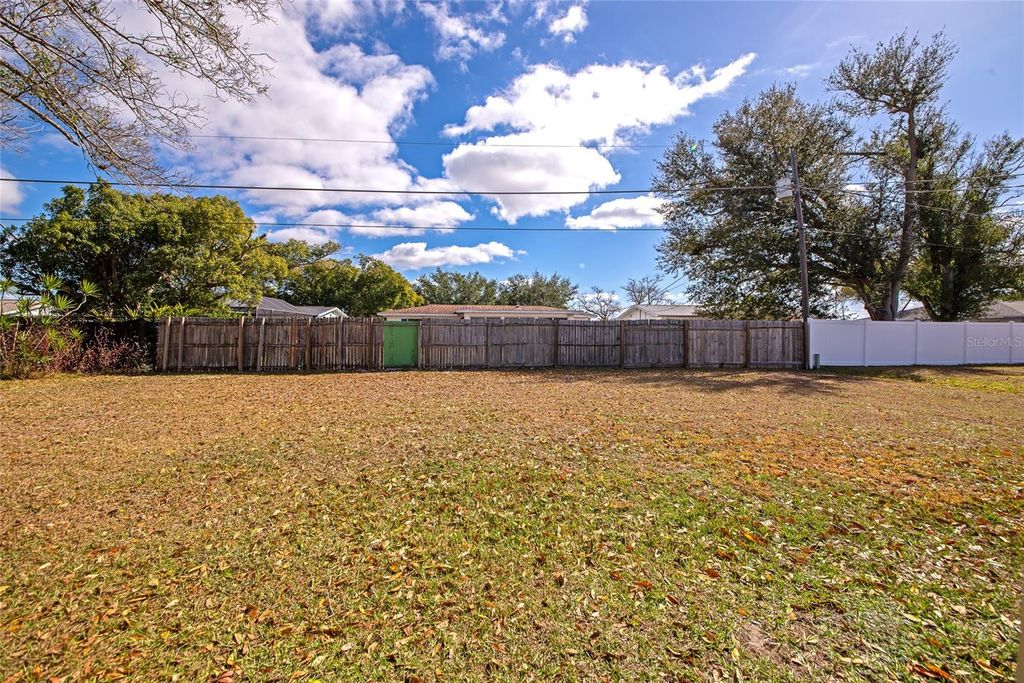 Image 37 of property listing at 426 PINEVIEW DRIVE, Venice, FL 34293