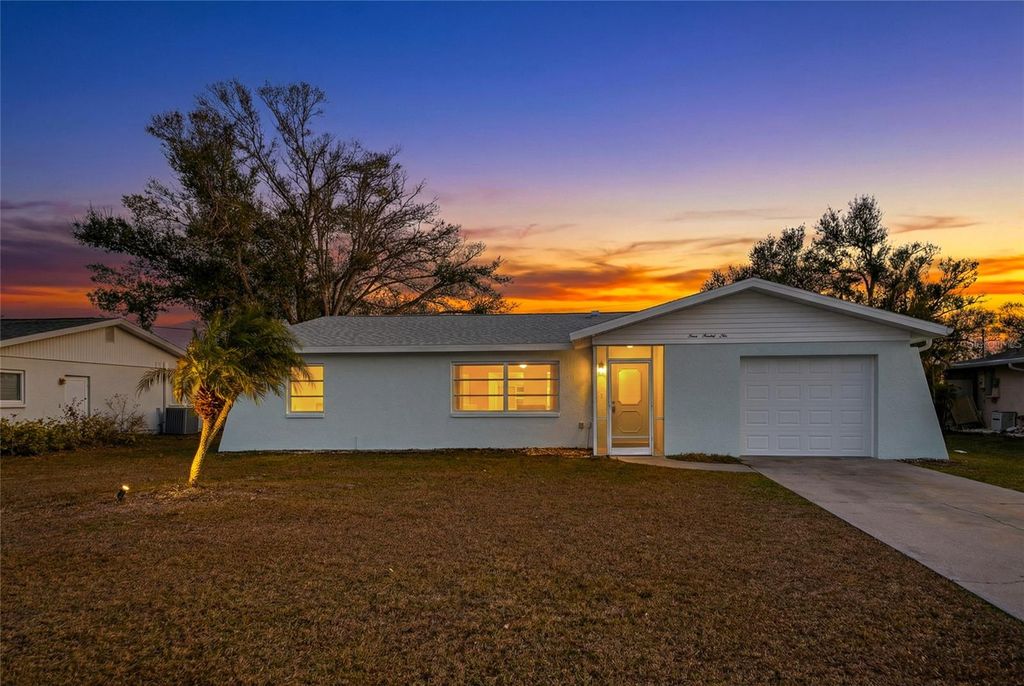 Image 38 of property listing at 426 PINEVIEW DRIVE, Venice, FL 34293