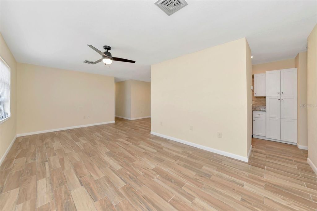 Image 7 of property listing at 426 PINEVIEW DRIVE, Venice, FL 34293