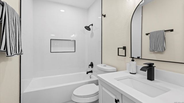 300 RIDGE CREST DR, Seguin, TX 78155