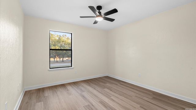 300 RIDGE CREST DR, Seguin, TX 78155
