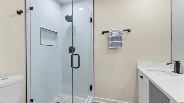 300 RIDGE CREST DR, Seguin, TX 78155
