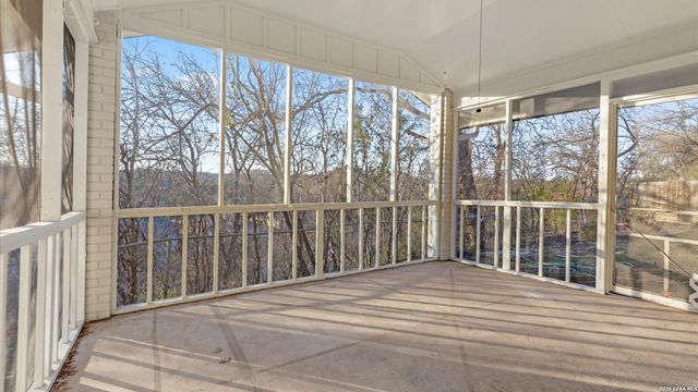 300 RIDGE CREST DR, Seguin, TX 78155