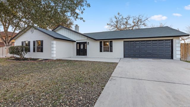300 RIDGE CREST DR, Seguin, TX 78155