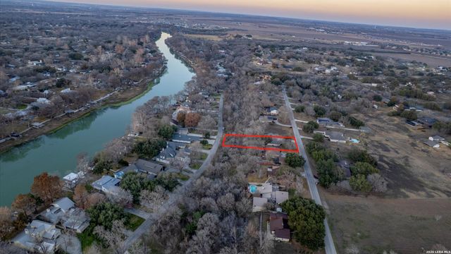 300 RIDGE CREST DR, Seguin, TX 78155