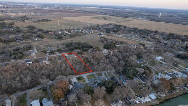 300 RIDGE CREST DR, Seguin, TX 78155