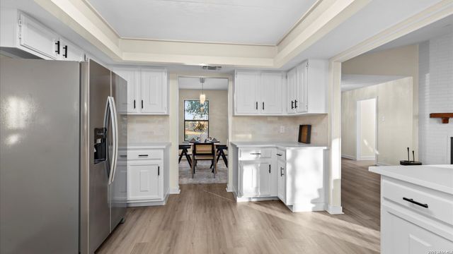 300 RIDGE CREST DR, Seguin, TX 78155
