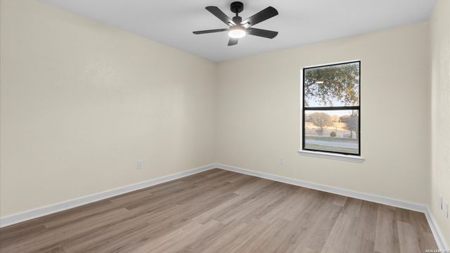 300 RIDGE CREST DR, Seguin, TX 78155
