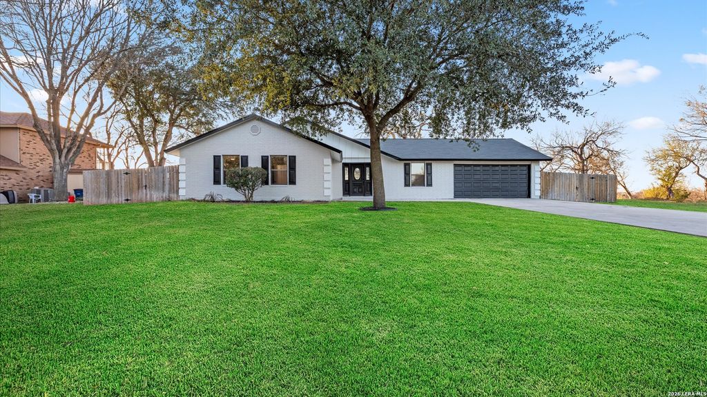 300 RIDGE CREST DR, Seguin, TX 78155