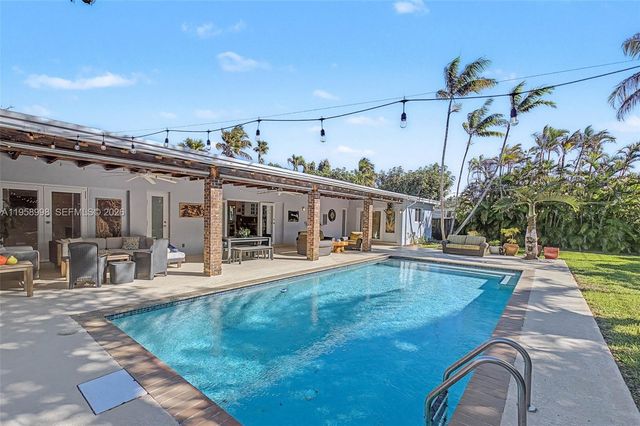 7950 SW 161st St, Palmetto Bay, FL 33157