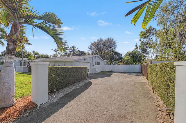 7950 SW 161st St, Palmetto Bay, FL 33157