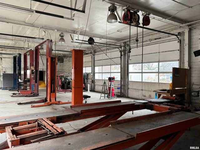 1901 4TH Avenue, Rock Island, IL 61201