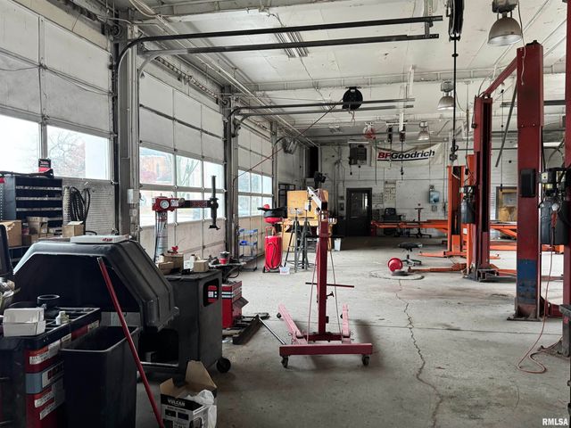 1901 4TH Avenue, Rock Island, IL 61201