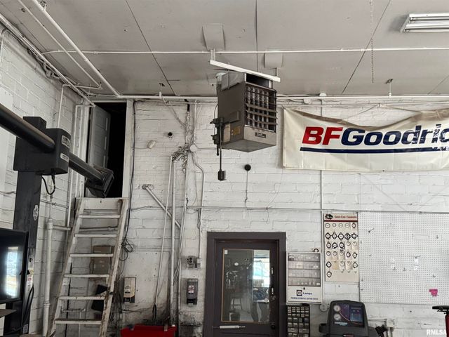 1901 4TH Avenue, Rock Island, IL 61201