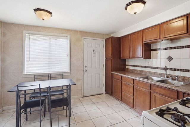 7500 S Kenwood Avenue B, Chicago, IL 60619