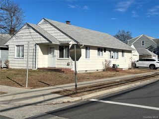 40 Firwood Rd A, Port Washington, NY 11050
