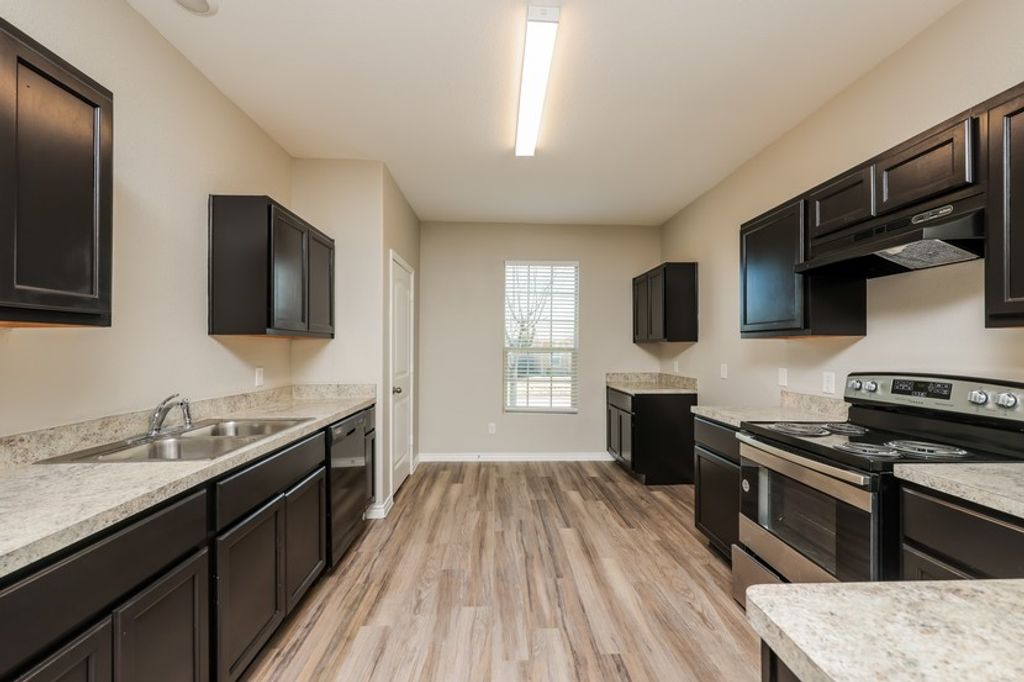 1930 Jasmine Drive, Ennis, TX 75146