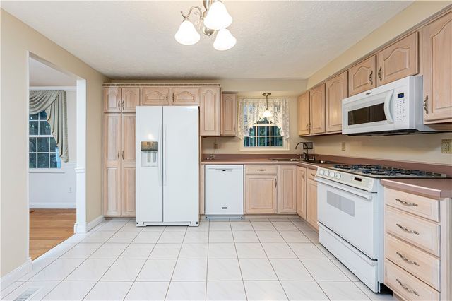 52 Greenview Dr, Hempfield Twp, PA 15644