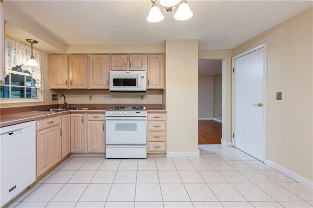 52 Greenview Dr, Hempfield Twp, PA 15644