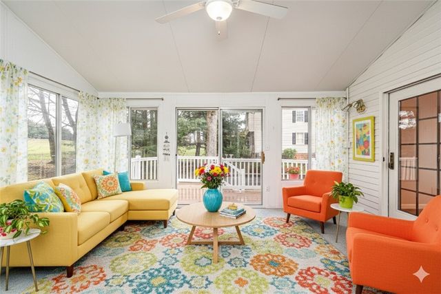 52 Greenview Dr, Hempfield Twp, PA 15644