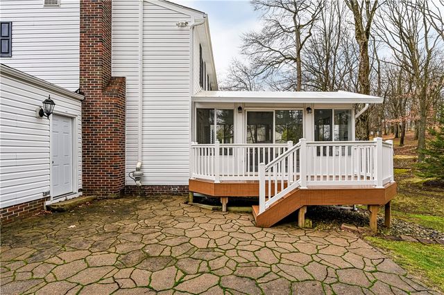 52 Greenview Dr, Hempfield Twp, PA 15644