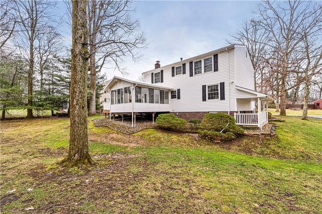 52 Greenview Dr, Hempfield Twp, PA 15644