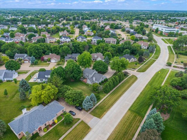 2520 Buckingham Avenue, Bettendorf, IA 52722