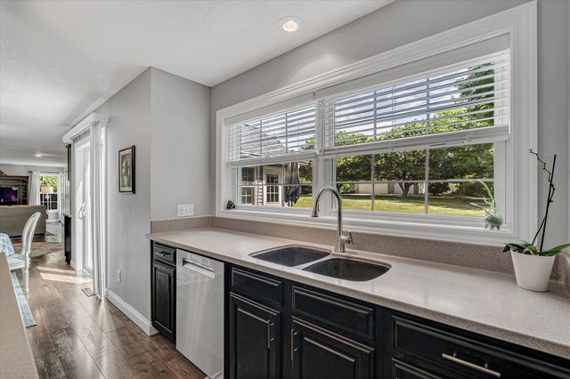 2520 Buckingham Avenue, Bettendorf, IA 52722