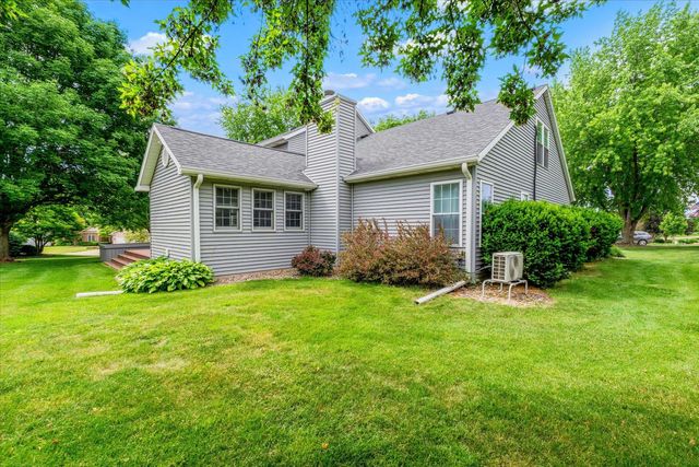 2520 Buckingham Avenue, Bettendorf, IA 52722