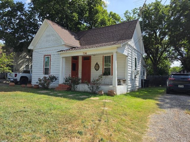 736 N Robinson Street, Cleburne, TX 76031
