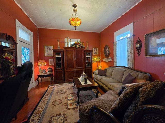 736 N Robinson Street, Cleburne, TX 76031
