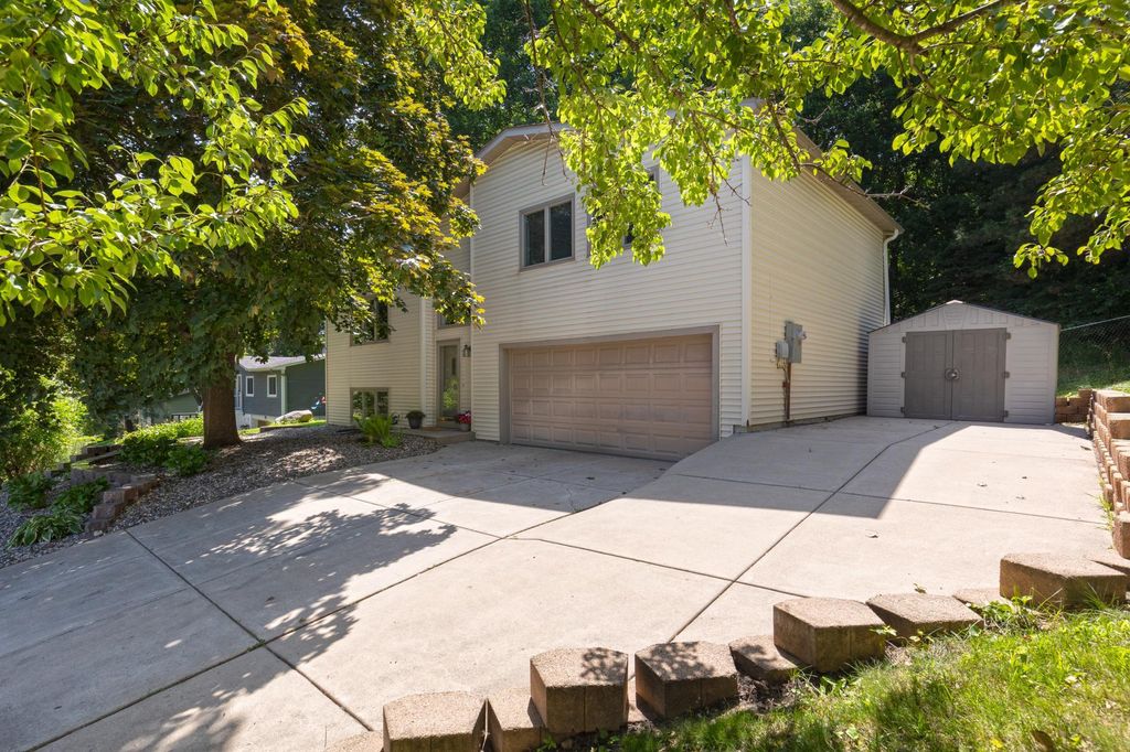 1430 Parkview Drive, Chaska, MN 55318