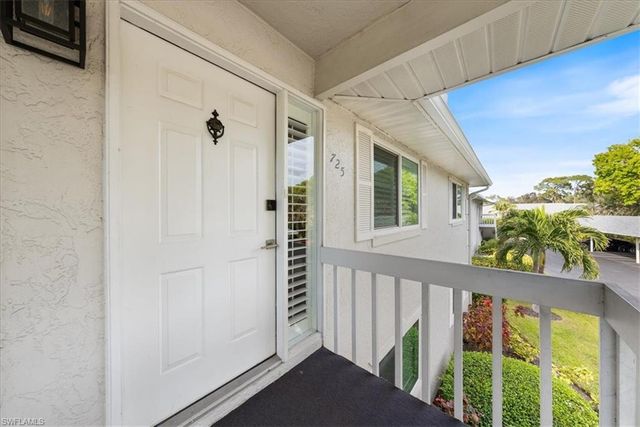 725 Neapolitan WAY # 725, Naples, FL 34103