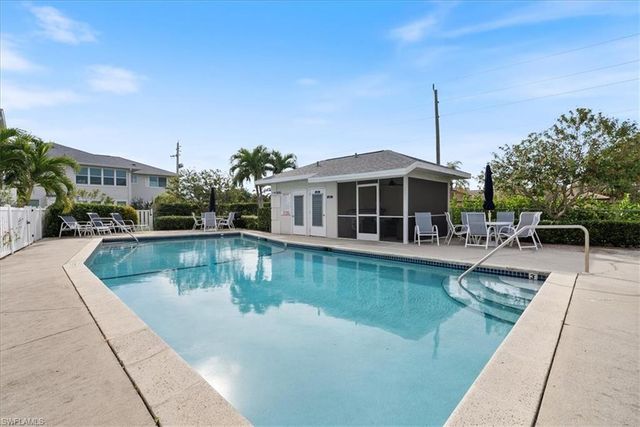 725 Neapolitan WAY # 725, Naples, FL 34103