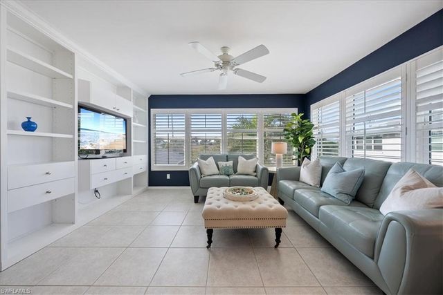 725 Neapolitan WAY # 725, Naples, FL 34103