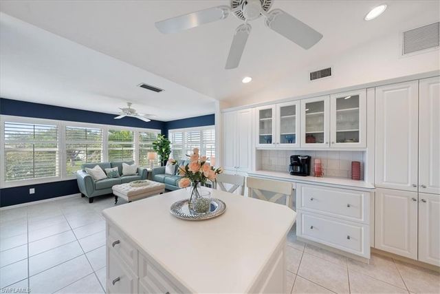 725 Neapolitan WAY # 725, Naples, FL 34103