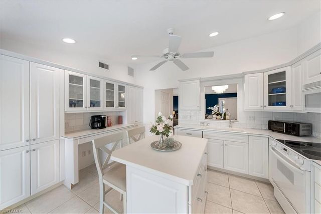 725 Neapolitan WAY # 725, Naples, FL 34103