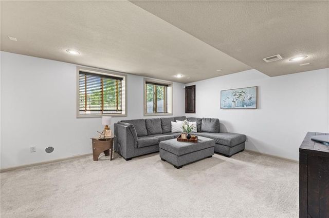 1412 SW Whistle Drive, Lee's Summit, MO 64082