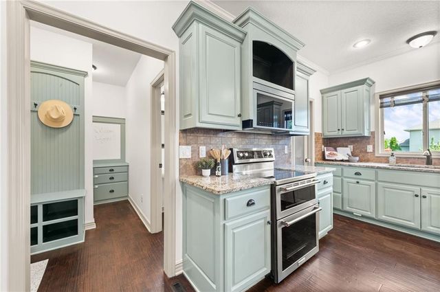 1412 SW Whistle Drive, Lee's Summit, MO 64082