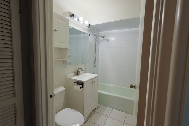 4410 W 111th Street 302, Oak Lawn, IL 60453