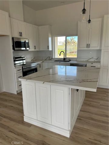 16353 Smokethorn Road, Apple Valley, CA 92307