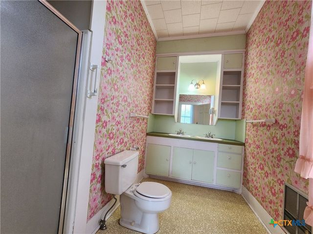 408 E Prairie Street, Cuero, TX 77954