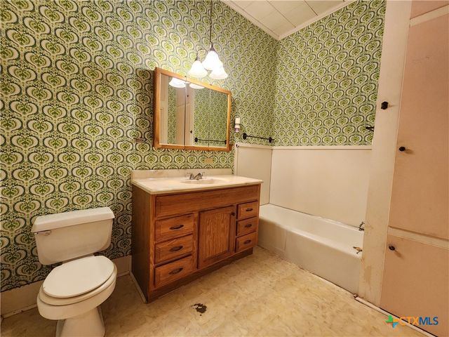 408 E Prairie Street, Cuero, TX 77954