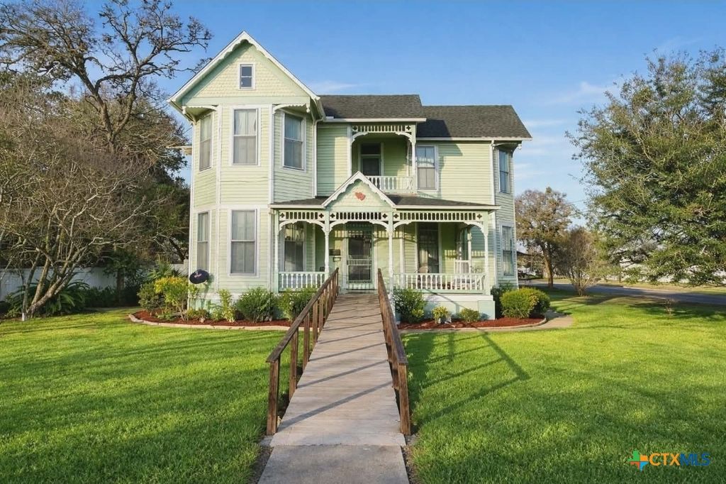 408 E Prairie Street, Cuero, TX 77954