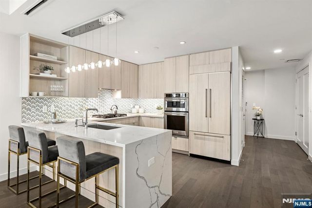 800 Ave At Port Imperial 317, Weehawken, NJ 07086