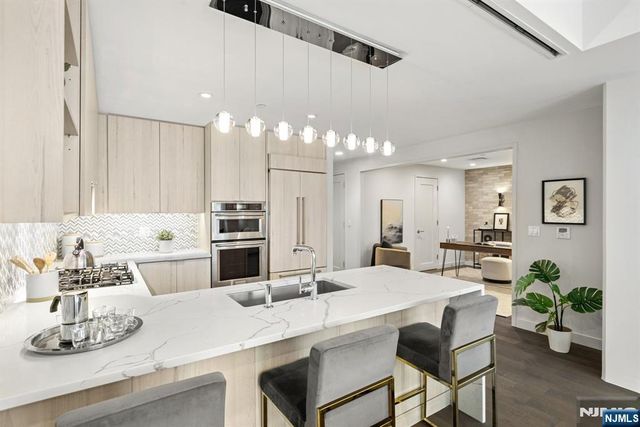 800 Ave At Port Imperial 317, Weehawken, NJ 07086