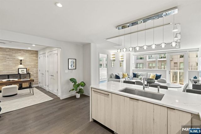 800 Ave At Port Imperial 317, Weehawken, NJ 07086