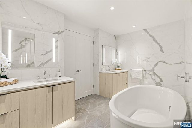 800 Ave At Port Imperial 317, Weehawken, NJ 07086