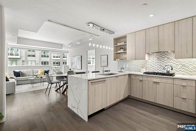 800 Ave At Port Imperial 317, Weehawken, NJ 07086