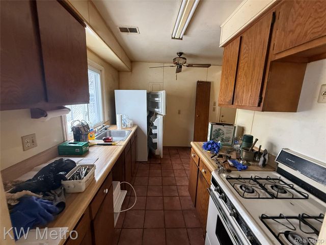 53 E Brickley Avenue, Hazel Park, MI 48030